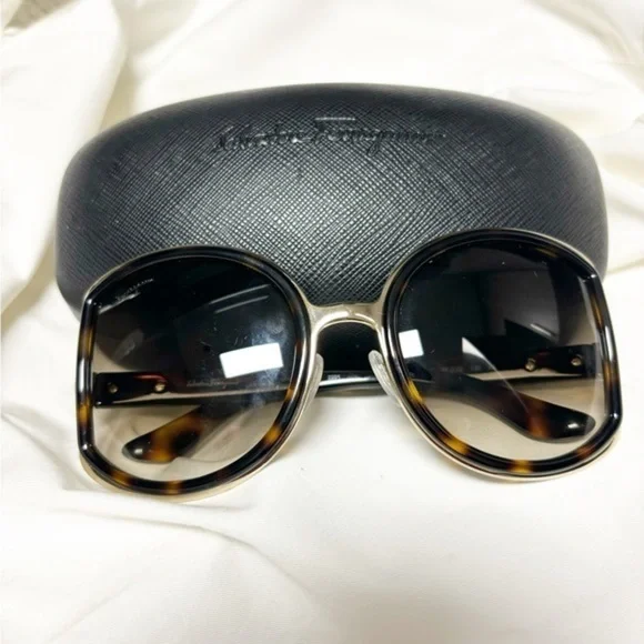 Salvadore Ferragamo tortoise These stylish sunglasses Oversized - Picture 5 of 8